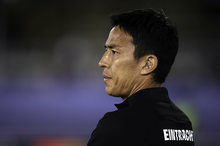 ブンデス16年目を迎えた長谷部誠。今季も戦力だが、現地で取材する記者は“監督的な威厳”すら感じることがあるという　©Alex Grimm/Getty Images