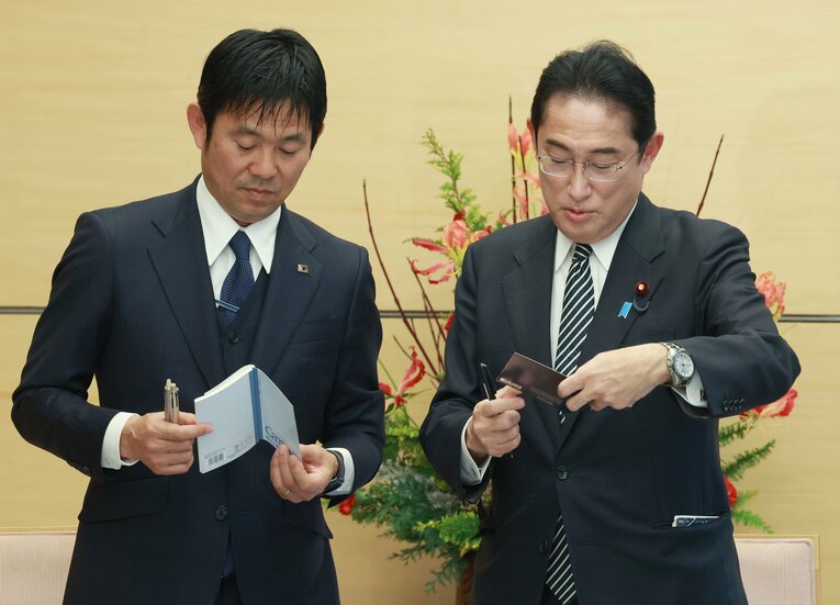 帰国翌日に「ノート交換」する森保監督と岸田文雄首相　©JIJI PRESS