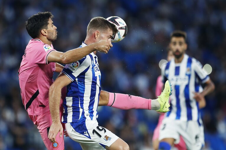 「KUBOコール」や「武房、シャツくれませんか」日本語メッセージの少年、猛プレスに感謝のハグ…“久保建英リーガ100戦目の進化”を撮った(53)