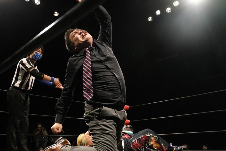 「凶器は模範六法」「伊製高級スーツでリングイン」異色の“東大卒”弁護士・川邉賢一郎がプロレスラーになるまで(22)