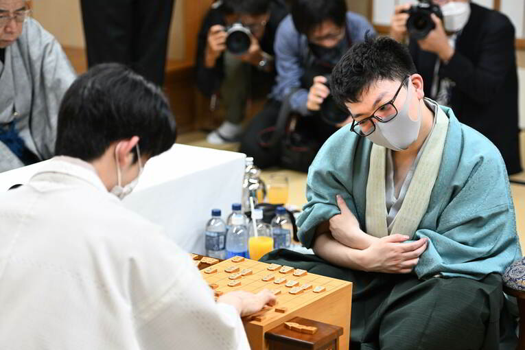 王座戦第4局、感想戦での永瀬前王座　©Keiji Ishikawa