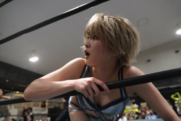 「他では見られない安納サオリだった」人気女子レスラー“3試合出ずっぱり”の凱旋興行に密着「体重が4kg減って…そりゃそうですよね」(35)