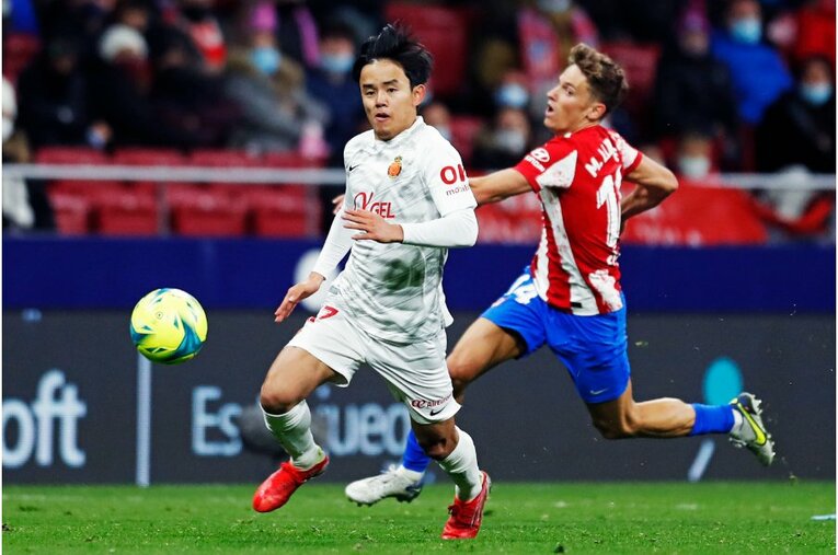 久保建英が“鉄壁アトレティコDF”をミスらせた　今季初ゴール写真に感じる「タケの厄介さ」とは〈撮影者の視点〉(36)