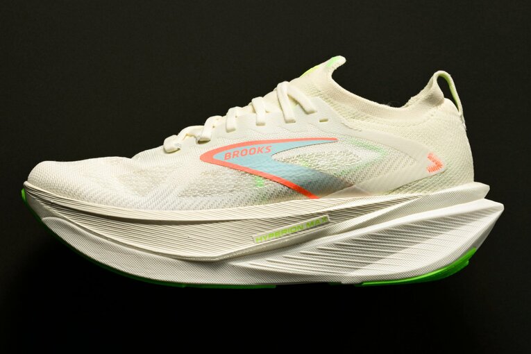 BROOKS Hyperion MAX 3／日々のトレーニングにおけるパフォーマンス向上を目的に開発された、高反発厚底モデル。ミッドソールのトップ部分に、ブルックス史上最高のエネルギーリターンを実現した新素材、DNA GOLD（ディーエヌエーゴールド）を採用。柔軟でしなりやすい樹脂製のプレートを搭載している。28,600円（税込）／2025年8月28日発売