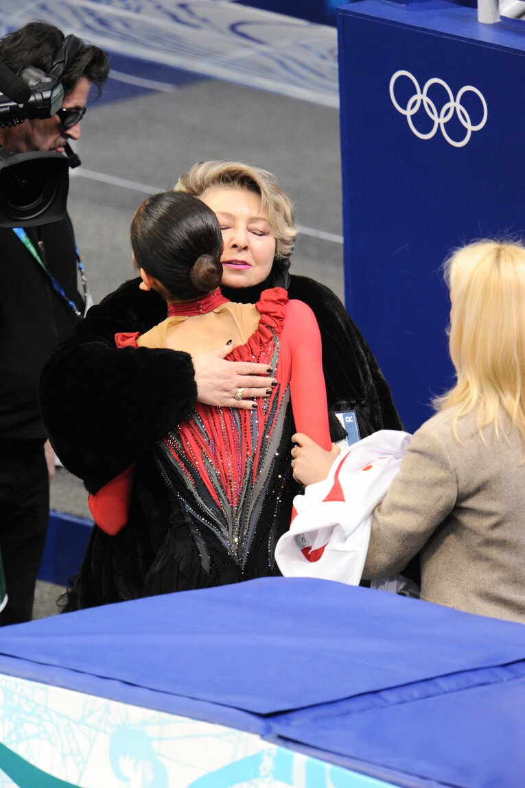 浅田真央を抱きしめるタラソワコーチ　©JMPA