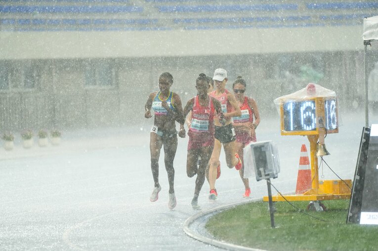 見たことのないレベルの豪雨に…足元はまるで川　©Satoshi Wada