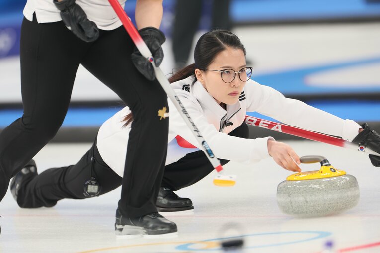 日本戦でナイスショットを連発した韓国の“メガネ先輩”ことスキップのキム・ウンジョン　©JMPA