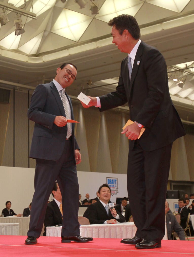 「外れ外れ1位」の履正社・山田哲人をめぐり抽選したのは当時オリックス監督の岡田彰布とヤクルト監督の小川淳司。くじを外した岡田監督は思わずこの表情　©JIJI PRESS