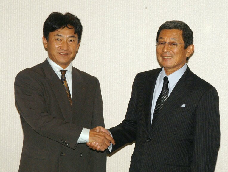 2004年11月8日、分配ドラフトを前に握手する楽天・田尾監督とオリックス・仰木彬監督　©JIJI PRESS