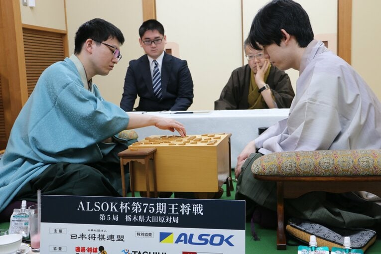 王将戦第5局、激選後の2人の様子（写真は右に続きます）　©Shintaro Okawa