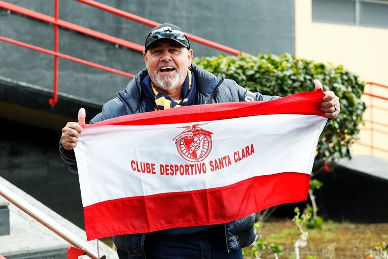 「山の斜面にスタジアム」「守田英正のお薦め料理は…」日本代表MFが戦う“離島クラブ”は美しい風景とグルメ満載だった《現地で撮影》(13)