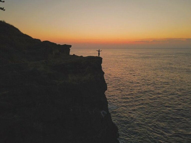 崖の先端に立つ荒田。ここからのダイビングは文字通り命懸けだ／本人のインスタグラムより