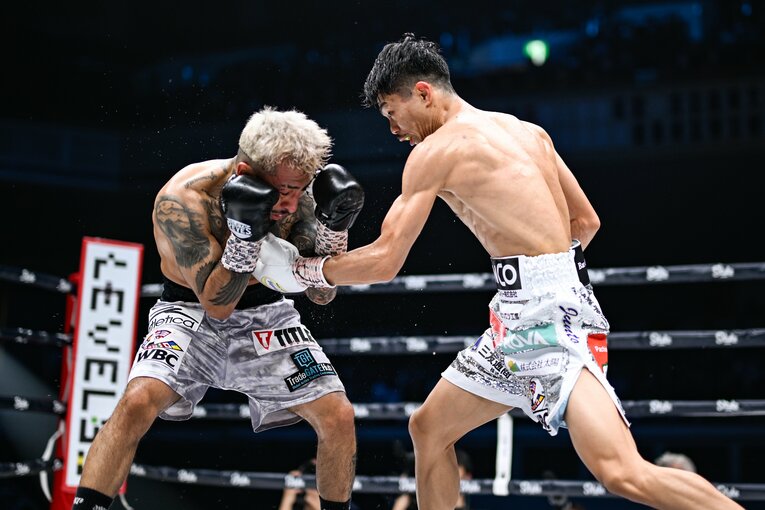 5ラウンド、ギアを上げてサンティアゴを攻略する中谷潤人　©Hiroaki Yamaguchi