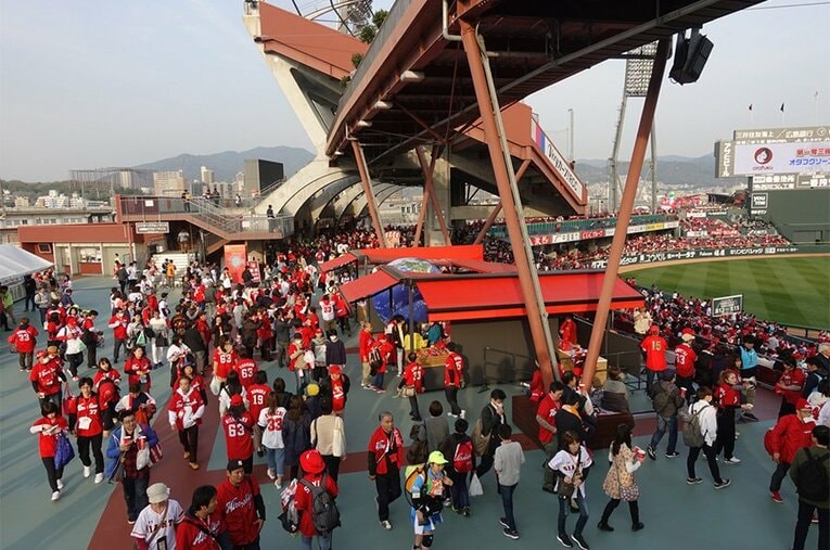開幕戦に沸き、お祭りモードのマツダスタジアム。野球文化が広島の街に定着したことを改めて実感した。 ／ photograph by Yasutaka Nakamizo