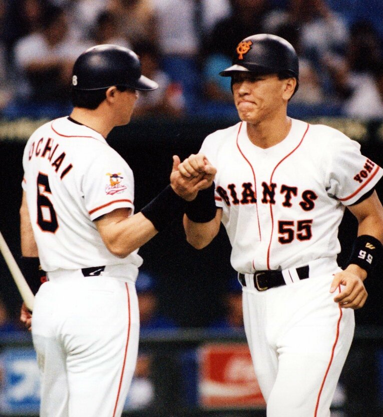 通算50号のホームランを打った松井とタッチする落合　©︎Sankei Shimbun