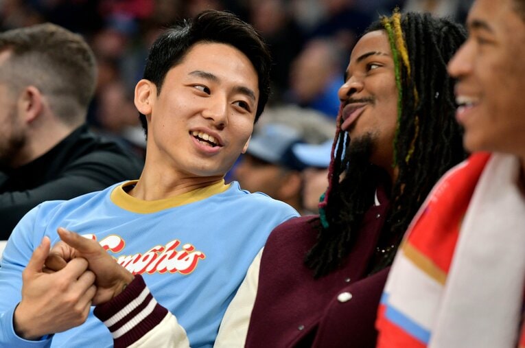 スター選手のジャ・モラント（25歳）と言葉をかわす河村勇輝（23歳）。積極的なコミュニケーションが好循環を生んでいる ／ photograph by AP/AFLO