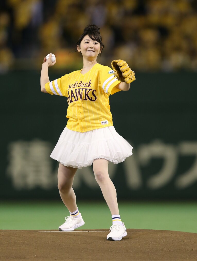 おのののかの始球式（2015年） ／ photograph by JIJI PRESS