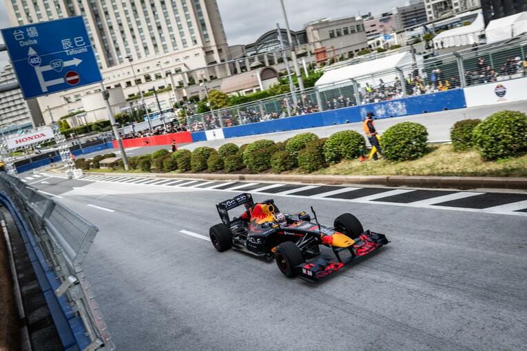 角田とレッドブルが東京・お台場で派手にデモランした『Red Bull Showrun x Powered by Honda』の模様　©Getty Images / Red Bull Content Pool