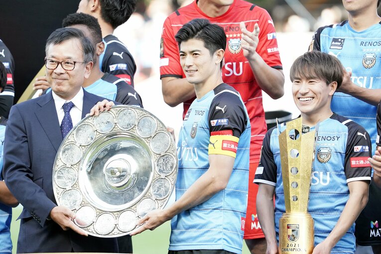 村井チェアマンからシャーレを受け取る谷口　©Getty Images