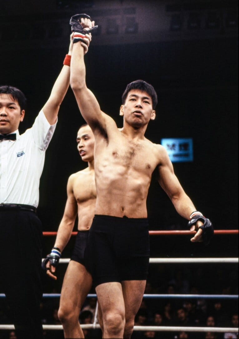 勝ち名乗りをあげる大石　©Susumu Nagao