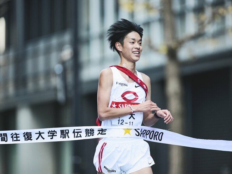 10区を走った中大主将・井上大輝（4年）。総合6位でゴールテープを切り、10年ぶりのシード権を獲得した　©Yuki Suenaga