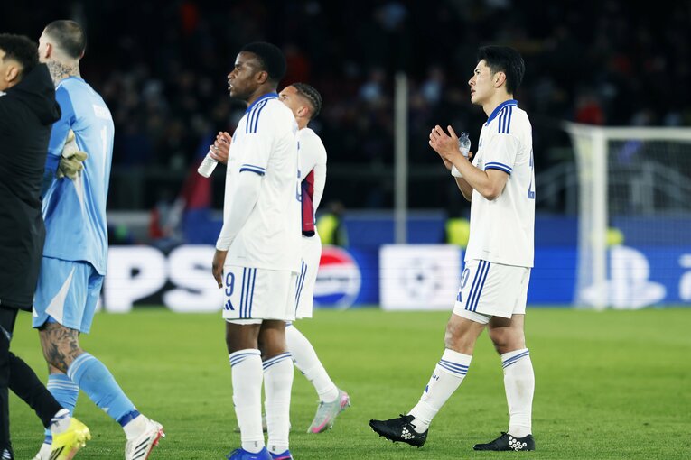 日本代表22歳DFがCLバルサ戦で「ボランチなの!?」「レバンドフスキに頭1つ飛び出て空中戦勝利」超ポリバレントな鈴木淳之介にカメラマン驚き(19)