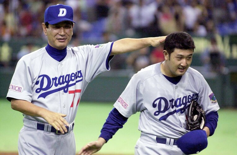 星野監督に笑顔で迎えられる野口 ©JIJI PRESS