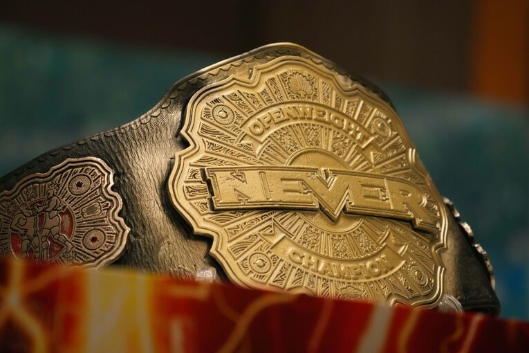 EVILによってスプレーで金色に染められたNEVER無差別級王座のベルト　©Essei Hara