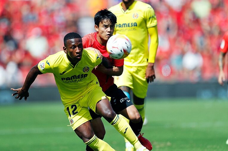 昨季所属したビジャレアルと戦った久保建英。エストゥピニャンの激しいマッチアップ ／ photograph by Daisuke Nakashima