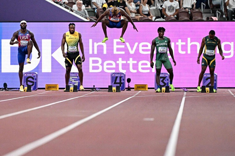 100m決勝前のライルズの大ジャンプ。身体能力の高さは折り紙付きだ　©AFLO