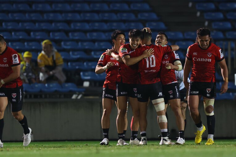 トライを決めたWTB松井千士のもとへ駆け寄るSO田村優（2022年5月19日）©︎JRLO