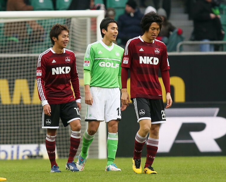 【長谷部誠、ドイツでの足跡】2013年3月、ボルフスブルクvsニュルンベルクでの（左から）清武弘嗣、長谷部、金崎夢生　©Getty Images