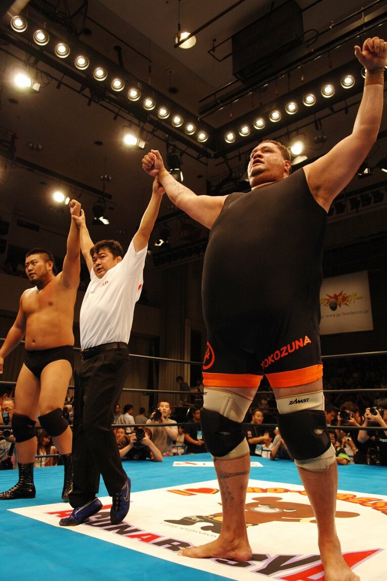 勝ち名乗りをあげる諏訪間と曙　©Essei Hara