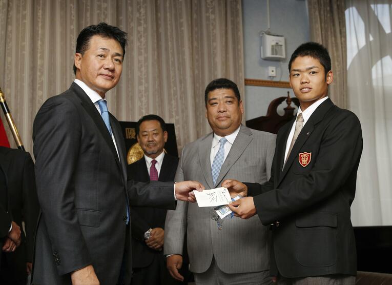 2018年ドラフト会議、与田剛氏から「交渉権確定」のくじを受け取る根尾昂　©KYODO