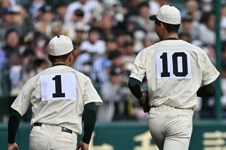 1年時から報徳学園のWエースとして活躍した今朝丸裕喜（右）と間木歩。今春のセンバツまでは間木がエースナンバーを背負っていたが… ／ photograph by Hideki Sugiyama