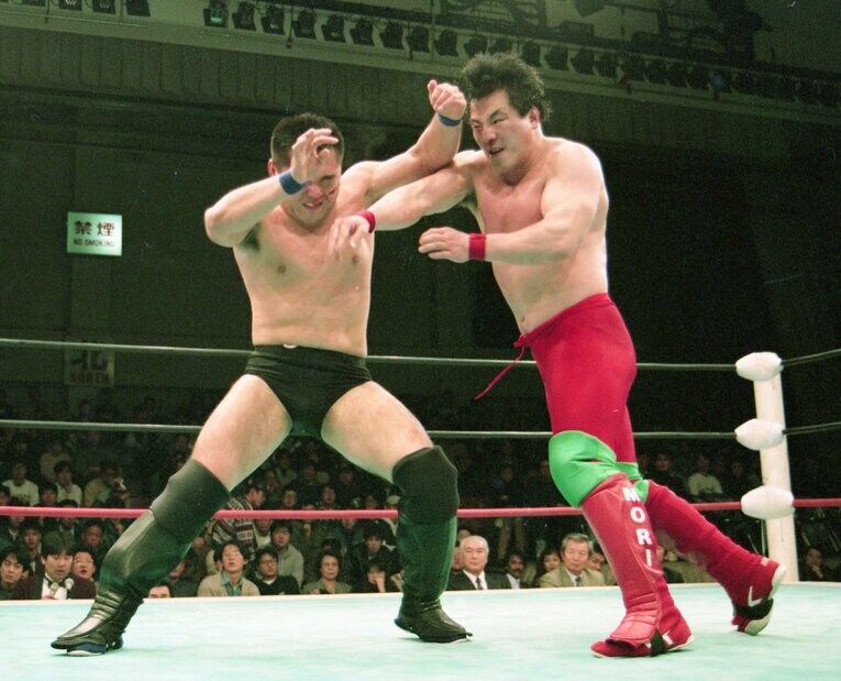 鶴巻（左）がプロ初勝利を収めた森泰樹（右）。しかし、東京で行われた再戦では判定負けを喫し、雪辱される　©東京スポーツ新聞社