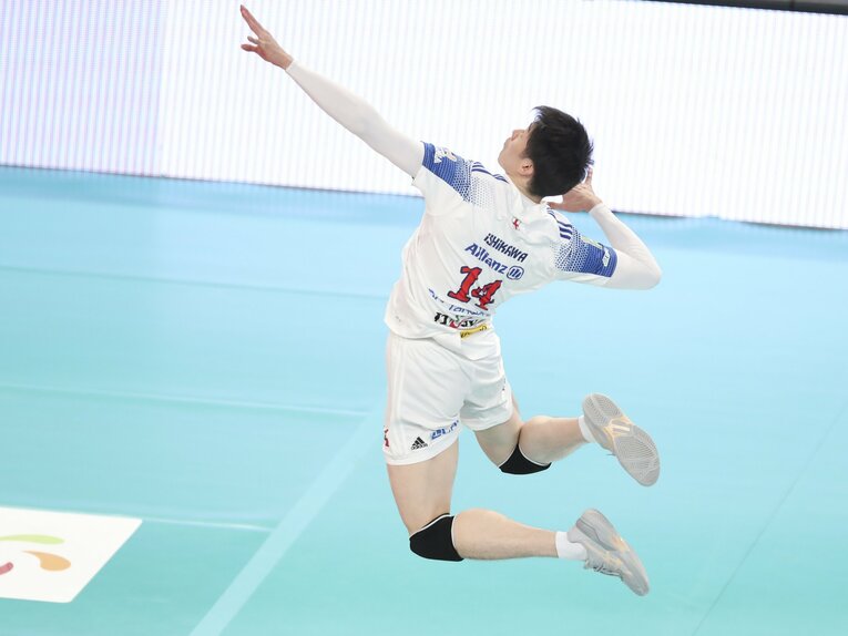強烈なサーブを打つ石川　©︎Powervolley Milano
