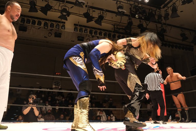 タイガー・クイーンと師匠でもあるジャガー横田の直接対決　©Norihiro Hashimoto