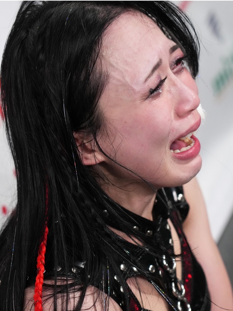 号泣する上谷沙弥　©Essei Hara