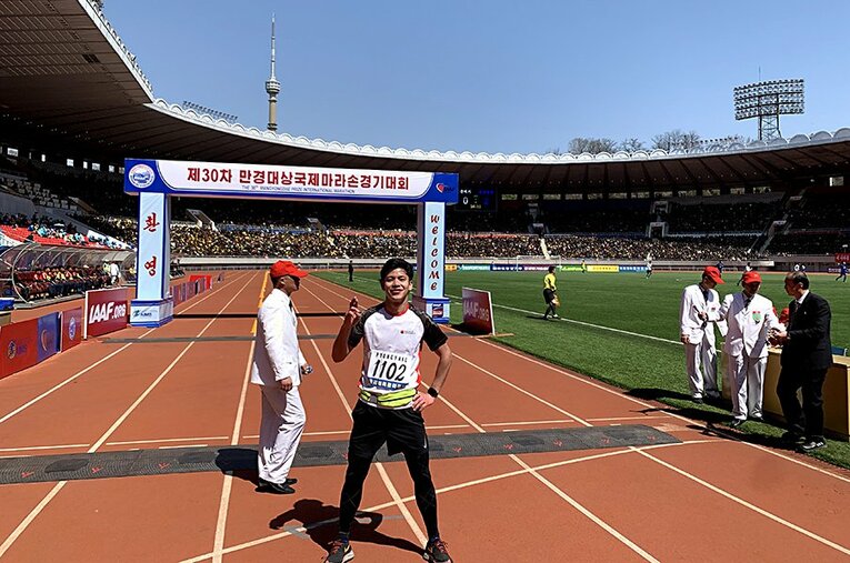 平壌マラソンでゴールしたサハラタカシ氏。金日成スタジアムで誇らしげな表情を浮かべるが、タイムは……。 ／ photograph by Takashi Sahara
