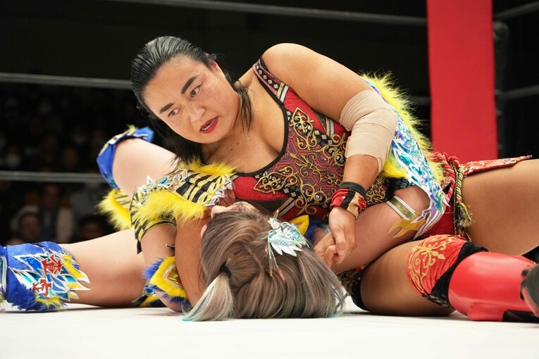 ウナギ・サヤカを袈裟固めで攻める里村明衣子　©Essei Hara