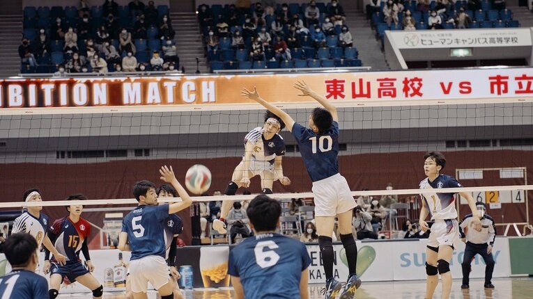 躍動する東山の選手たち　ⒸMatthew Carmody／SUNTORY SUNBIRDS