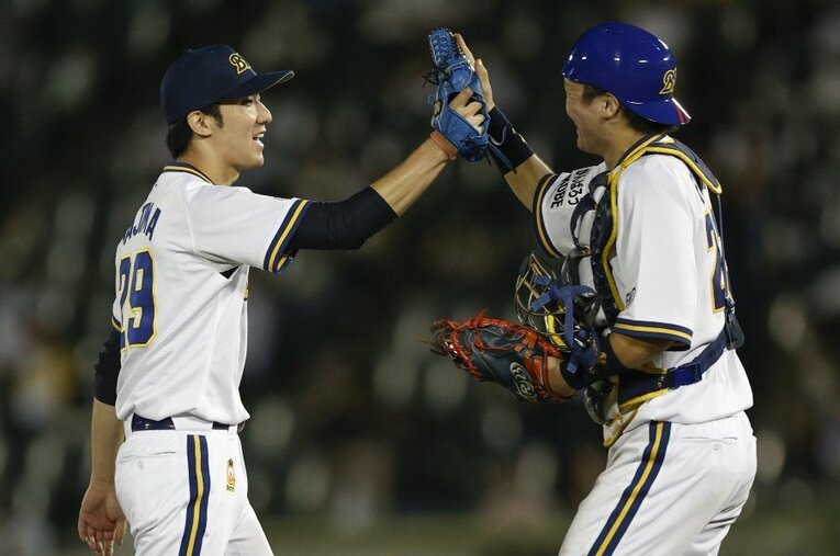 プロ入り後初となる完封勝利をあげた16日の楽天戦。捕手・伏見と笑顔でハイタッチした ／ photograph by Kyodo News