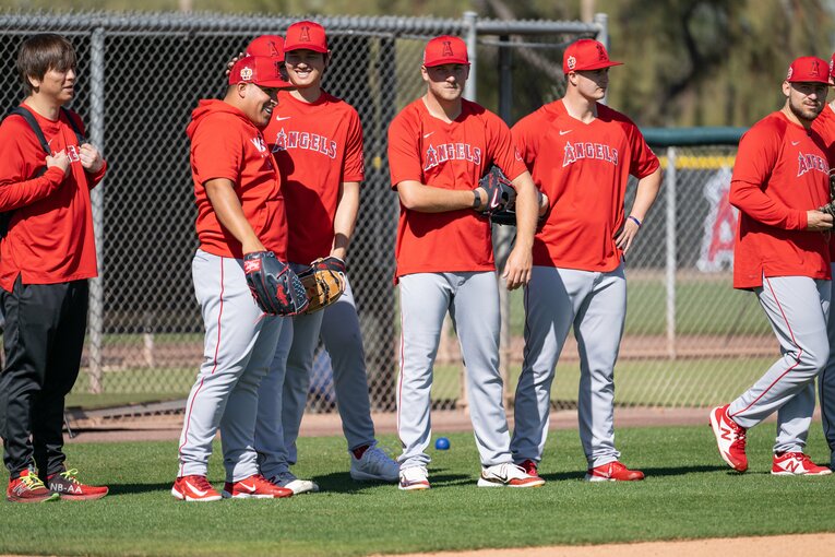 ベネズエラのホセ・スアレス投手とじゃれあう大谷、水原一平通訳が見守る　©Nanae Suzuki