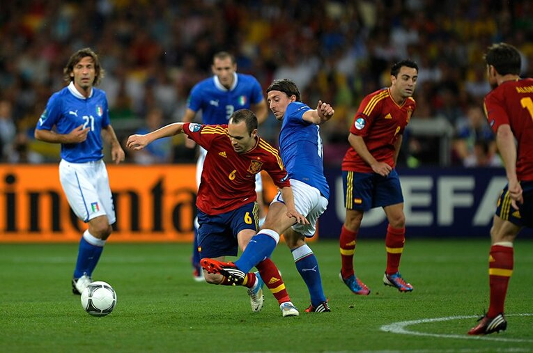 EURO2012でイニエスタとマッチアップするモントリーボ。彼らのような奮闘を現アズーリが見せられるか ／ photograph by Takuya Sugiyama