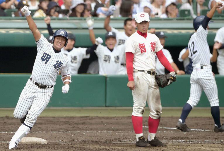 2014年夏の甲子園1回戦では明徳義塾に4ー10で敗れていた智弁学園。写真は3ランを浴びたシーン、智弁学園の一塁手が岡本和真（現・巨人）　©KYODO