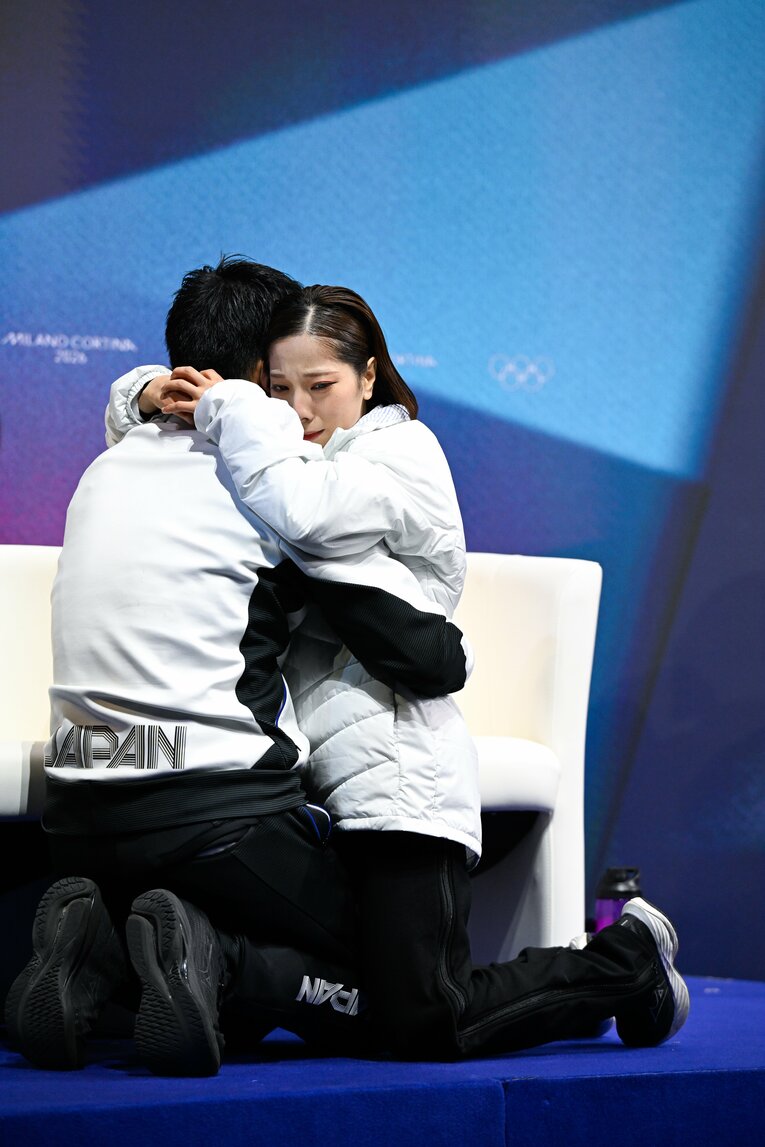 金メダルが確定し、膝をついて抱き合う2人　©Asami Enomoto/JMPA