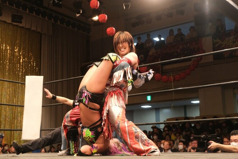 「スターダムをクビになって…」人気女子プロレスラーが初告白　ウナギ・サヤカ“超満員の自主興行”に密着して感じた「不思議な風格」(69)