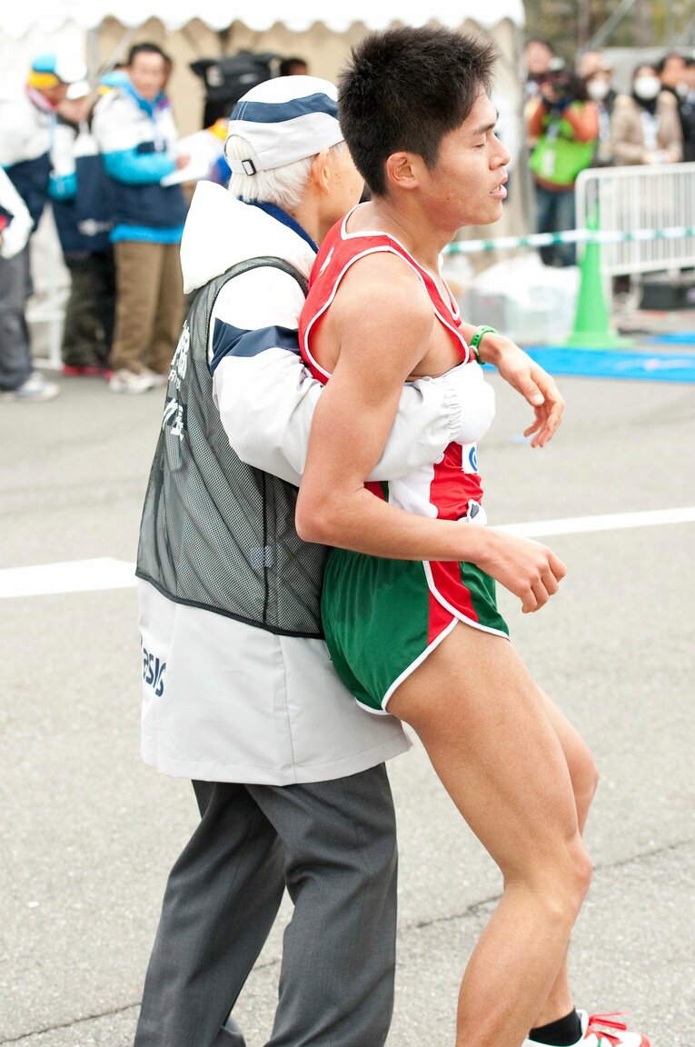 2012年東京マラソンでゴール後昏倒する川内優輝　©Mami Yamada