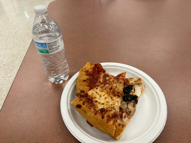 【記者が味わった米国飛行機トラブル】しょぼすぎるピザ（写真は右に続きます）　©Kei Sato